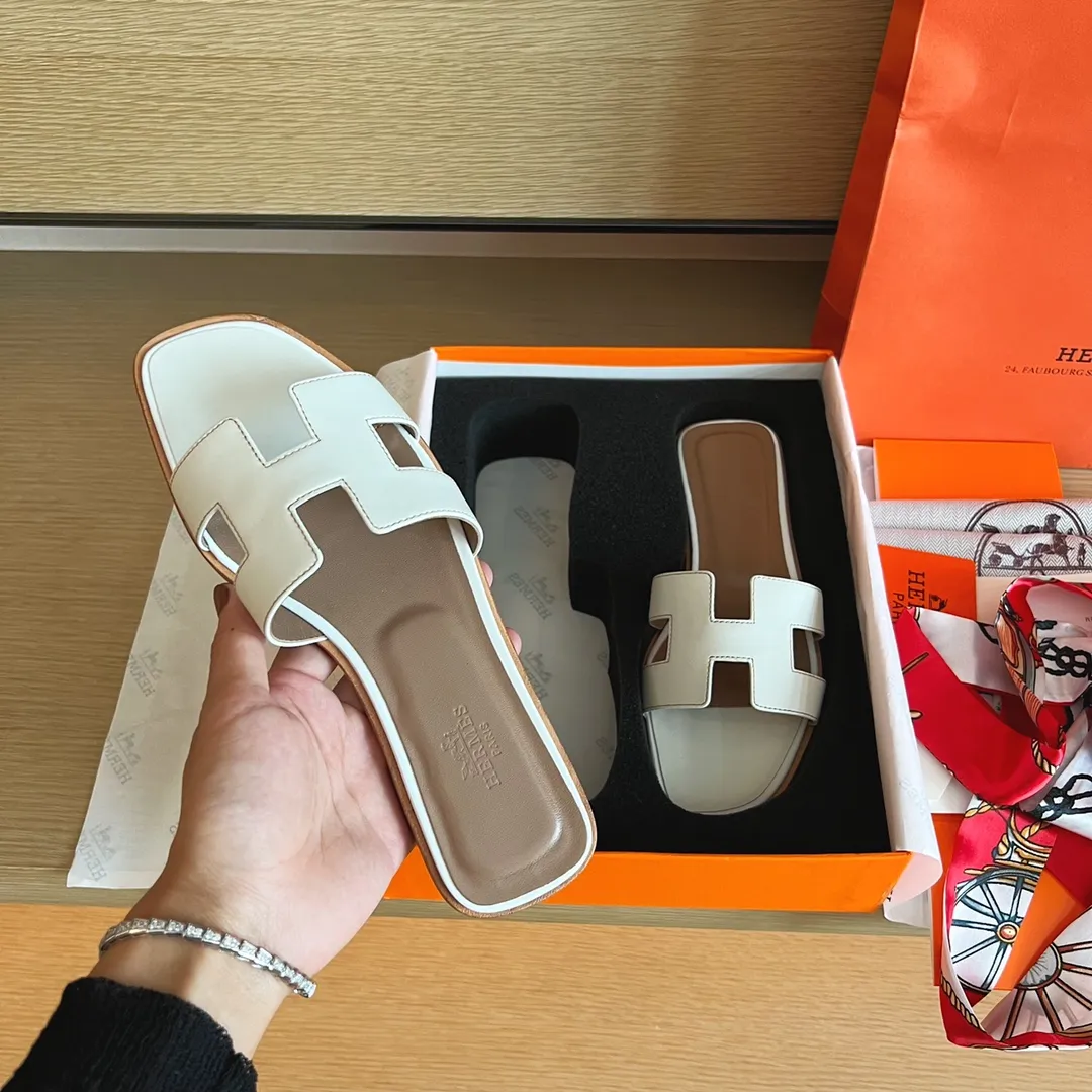 P480👟👟 Hermès) The packaging has been upgraded, and the layout and workmanship materials have been upgraded. Hermes®🔴Handmade Shoes👟👟 👟👟 Product Hermes Slippers🐎 —————————— The 2023 early spring new model is the same as the original version, purely handmade by masters! ❥High-end customization, exclusive products, industry❥Using: Hermers upper: Italian imported cowhide + original custom-grade Australian sheepskin feet + genuine leather outsole (pursuing walking comfort) 👟👟 ~~〰〰〰〰❥ Packaging: ✔🚦Pay attention to the exclusive packaging 〰Original quality on sale━━━━Hermes━━━━━ size: 35-40 (34.41.42 custom-made, non-refundable)